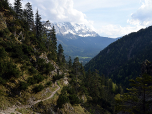 Es folgt eine flachere Passage mit Zugspitzblick