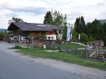 ...Parkplatz und Alpengasthof Almhütte bringt.