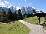 Nahezu eben wandern wir auf die Zugspitze zu.