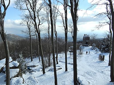 Der Aussichtsturm vom Gipfel des Hirschenstein