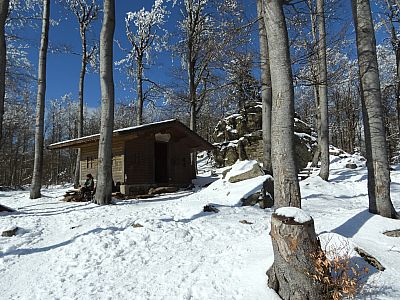 Bei Wind und Wetter findet man in der Holzhütte Schutz