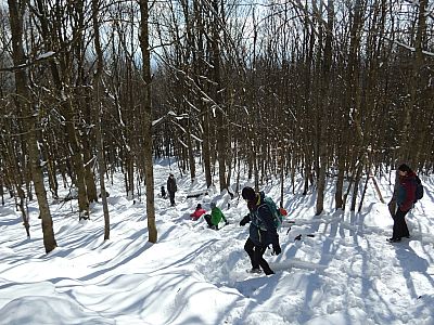 Anfangs geht es steil durch den Schnee bergab ...
