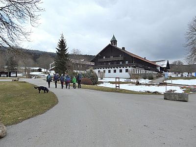 Vor dem Gut Schmelmerhof biegen wir links ab