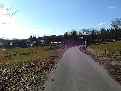 Auf der Straße spazieren wir zurück nach Rettenbach