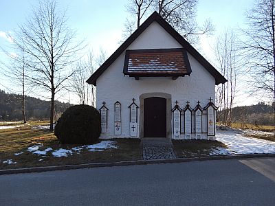 Die kleine Kapelle vor dem Gut Schmelmerhof
