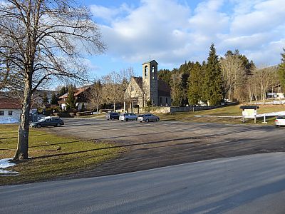 Zurück am Parkplatz glänzt das Kirchlein in der Sonne
