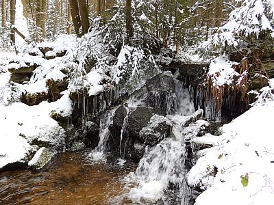 Ein kleiner Wasserfall vor einem Staubecken