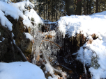 Ein kleiner Wasserfall am Wegesrand