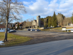 Zurück am Parkplatz glänzt das Kirchlein in der Sonne