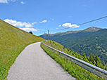 Wir schlagen den Weg 7A ein und folgen der Teerstraße hinauf...