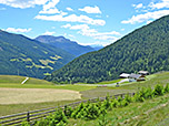 Blick über den Lahnerhof, ganz im Hintergrund der Latemar