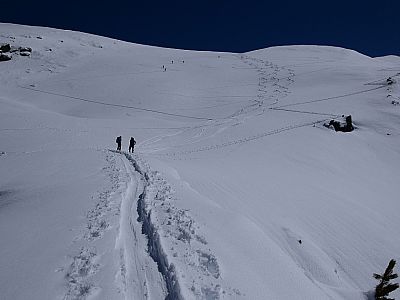 Bei Prachtwetter steigen wir nach Osten weiter auf.