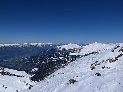 Am Grat wird auch der Blick nach Nordosten auf Kreuzjoch und Gilfert frei