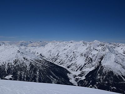Immer weiter reicht der Blick nach Westen in die Stubaier Alpen