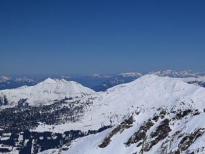 Im Nordosten zeigt sich hinter dem Gilfert das Kaisergebirge
