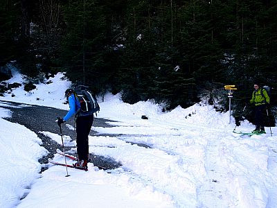 An der ersten Serpentine folgen wir weiter dem Rundweg und bleiben auf der Straße