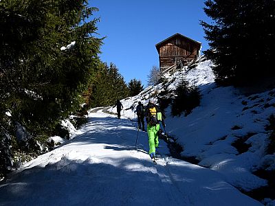 Die Hütten kündigen die Almen der Pofersalm an
