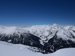 Auch nach Südwesten wird nun der Blick auf Berge der Stubaier Alpen frei