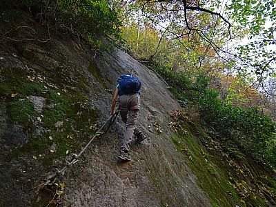 Nach einer Gehpassage stoßen wir auf die ersten  C/D Kletterstellen 