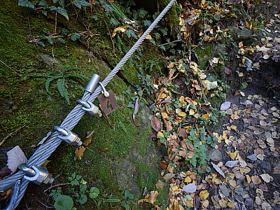 Der Klettersteig ist in 28 Abschnitte eingeteilt, die durch Metallplättchen gekennzeichnet sind