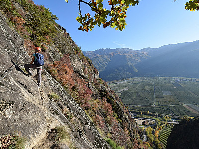 Schön sind in der Sonne die Apfelplantagen des Vinschgaus zu sehen