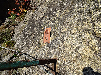 Zu Beginn der Platte weist ein Schild auf den Standort hin