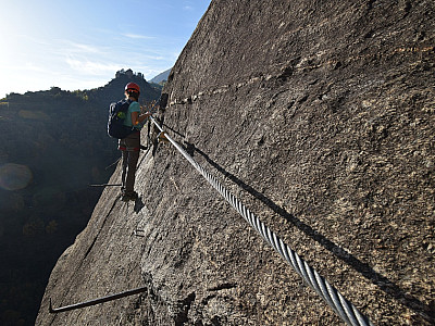 Nach links queren wir die ausgesetzte  11er Platte