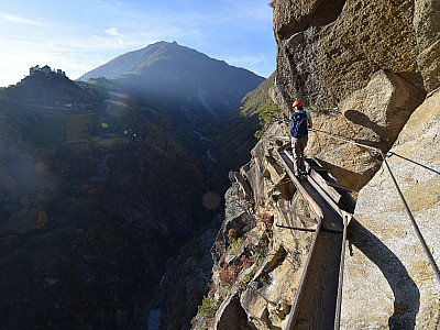 Die Nachbildung der Waalleitung ist ein Highlight des Klettersteigs