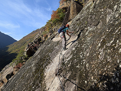 ... bevor sich die Wand wieder ein wenig zurück neigt.