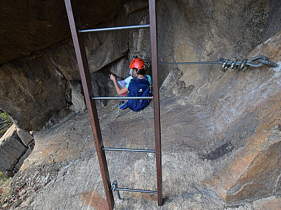 Hinter einer Leiter haben wir das Wandbuch entdeckt und tragen uns ein