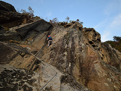 An einer einer glatten und trittarmen Wand ...