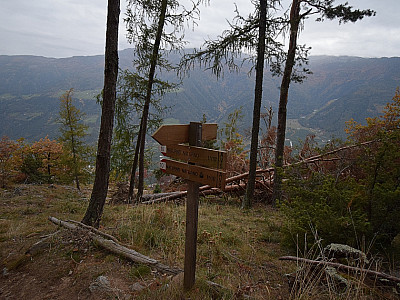 Hier geht es links zur Seilbahn ...