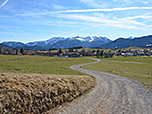Über den Feldweg spazieren wir zu guter Letzt zurück nach Hundham