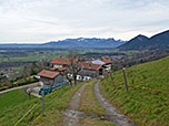 Blick über Hohenkogel zu den Chiemgauer Bergen, rechts zeigt sich der Sulzberg