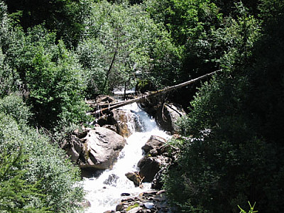 Nach dem Parkplatz überquert man einen Bach