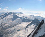 Der Blick an der Hochfeiler-Nordwand vorbei ins Zillertal