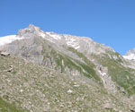 In der Ferne ist die Hochfeilerhütte zu erkennen, links der Gipfel