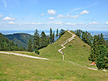 Dieser kreuzgeschmückte Aussichtspunkt bietet einen wunderbaren Chiemseeblick