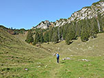 Nach der Hütte wendet sich der Weg leicht nach links (Nordwesten)