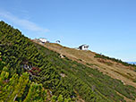 Blick zum Hochfellnhaus und zur Bergstation der Hochfellnbahn