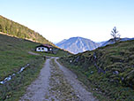 Wir passieren die Hütten der Farnbödenalm...
