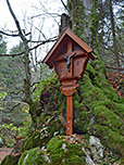 Wegkreuz im Wald
