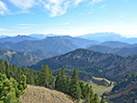 Links das Sonntagshorn, im Hintergrund die Berchtesgadener Alpen und die Loferer Steinberge