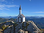 Die kleine Kapelle am Nebengipfel