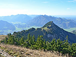 Blick über den Zwölferspitz zur Hochplatte und zur Kampenwand