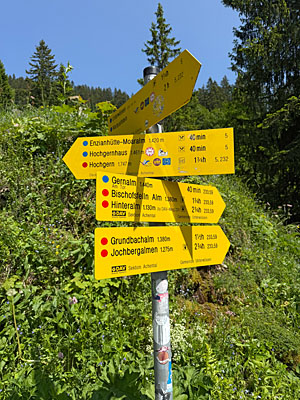 ...und stoßen auf einen Querweg