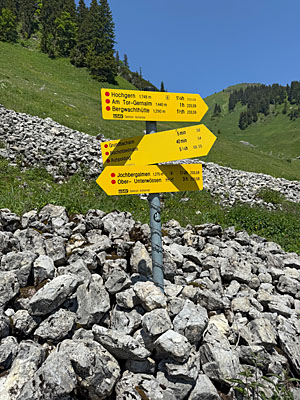 auf einen Wegweiser zu