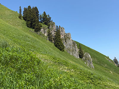 Felsformationen unterhalb des Hochgern-Gipfels