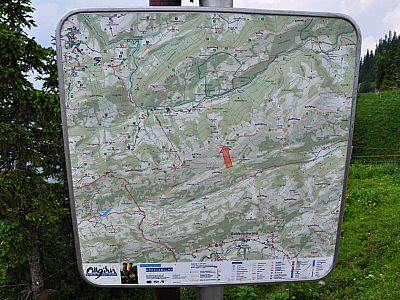 Vorbildliche Wegweiser mit Karte