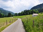 Der Teerstraße nach Osten folgen